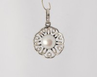 Медальон цвете - сребро и бяла перла